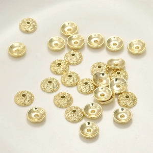 Dettaglio di perline a fiocco di neve placcate oro 14K con marchio S925 per gioielli fai da te