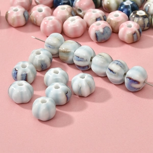 Vue détaillée des perles en céramique en forme de citrouille avec glaçure unique