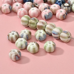 Détail macro de perles en céramique en forme de citrouille avec glaçure vintage pour bijoux