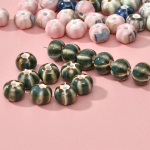 Gros plan de perles en céramique en forme de citrouille avec émaillage et perçage