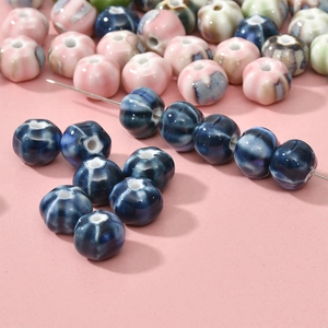 Détail macro de perles en céramique en forme de citrouille avec glaçure pour bijoux