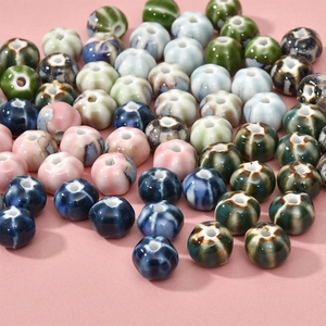 Détail macro de perles en céramique multicolores en forme de citrouille pour bijoux DIY