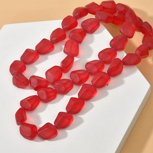 Collana di perle di cristallo rosso smerigliato con forma irregolare di semi di melograno