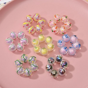 Nahaufnahme bunter Acryl-Blumenperlen mit Glitzer für DIY-Schmuck und Bastelarbeiten