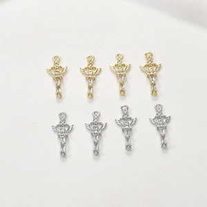 Detalle de colgantes de varita mágica en oro de 14k y plata con corazones y circonitas