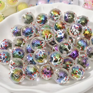 Regenbogenfarbene irisierende Glasperlen mit weißen Rankenmustern und roten Punkten für Schmuck