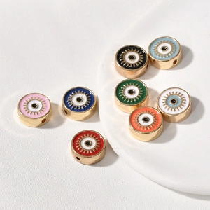 Makroaufnahme bunter Evil Eye Charms mit Goldfinish und Seitenlöchern für DIY-Schmuck