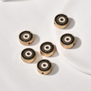Makroaufnahme flacher runder Evil-Eye-Perlen aus Legierung für DIY-Schmuckherstellung