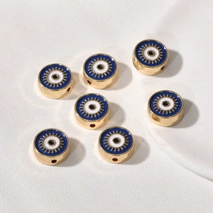 Detail von sieben Evil Eye Perlen aus Goldlegierung mit blauem Emaille für DIY-Schmuck