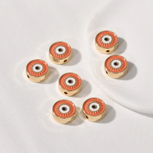 Makroaufnahme orangefarbener Emaille-Evil-Eye-Perlen für DIY-Schmuckherstellung