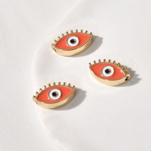Detail von orangefarbenen Evil-Eye-Perlen mit Vergoldung für DIY-Schmuckherstellung