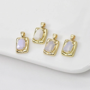 Quatre pendentifs rectangulaires plaqués or 14 carats avec pierres précieuses facettées