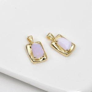Détail de pendentifs rectangulaires plaqués or 14 carats avec pierres lilas facettées