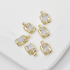 Détail de pendentifs rectangulaires plaqués or 14k avec pierres de style opale blanche