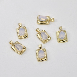Détail de six pendentifs rectangulaires plaqués or 14k avec pierres en résine blanc laiteux