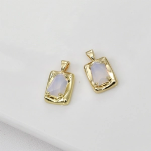 Vue macro de deux pendentifs rectangulaires en opale plaqués or 14 carats pour bijoux