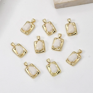 Détail de neuf pendentifs rectangulaires en plaqué or 14k avec pierres d'opale pour bijoux DIY