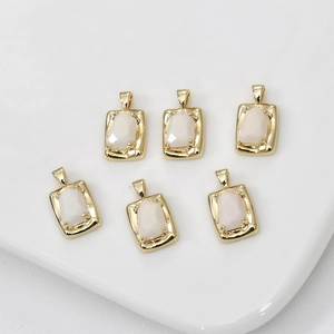 Vue détaillée de six pendentifs rectangulaires plaqués or 14k avec pierres d'opale crème