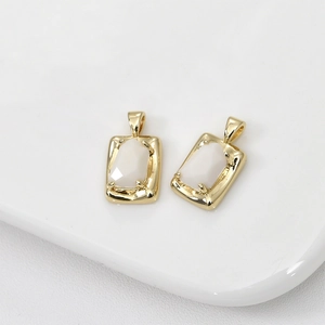 Détail macro de pendentifs rectangulaires en opale plaqués or 14k pour bijoux DIY
