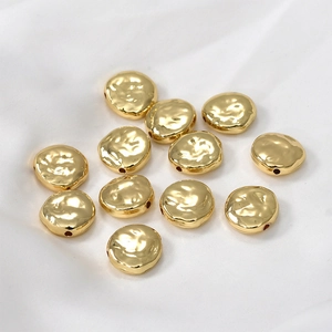 Dettaglio di perline martellate irregolari placcate oro 14k per gioielli fai-da-te
