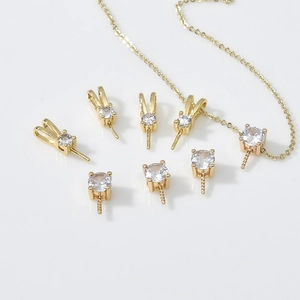 Gancio per ciondolo in rame placcato oro 18k con zirconi e perno per perle