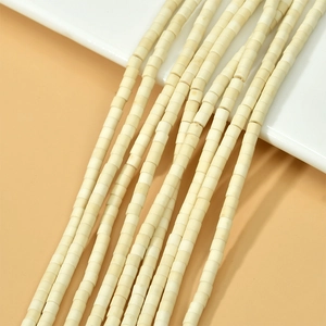 Gros plan de perles cylindriques en turquoise synthétique ivoire pour bijoux DIY