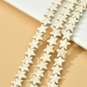 Gros plan de perles en turquoise blanche en forme d'étoile avec texture pour bijoux DIY