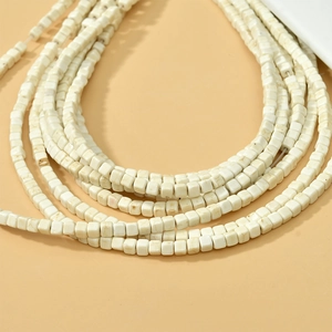 Vue rapprochée de perles carrées en turquoise blanche avec texture naturelle pour bijoux DIY