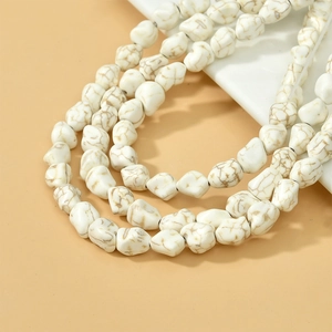 Détails macro de perles en howlite blanche naturelle avec texture marbrée pour bijoux DIY