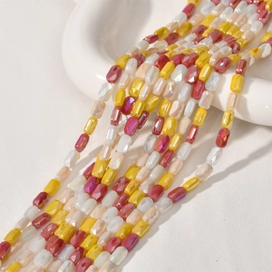 Nahaufnahme von facettierten Kristallglasperlen mit Aurora-Beschichtung für DIY-Schmuck
