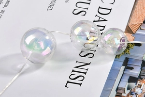 Makro-Detail von schillernden Glasperlen mit Regenbogen-Beschichtung für DIY-Schmuck