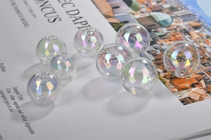 Nahaufnahme von schillernden bunten Glasperlen mit AB-Beschichtung für DIY-Schmuck