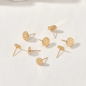 Orecchini a perno tondi placcati oro 18k con trama martellata e perni in argento S925