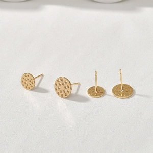 Orecchini a nido d'ape dorati placcati oro 18 carati con design a loto traforato