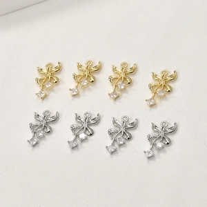 Details von Gold- und Silber-Schleifenanhängern mit Zirkonia-Steinen für DIY-Schmuck
