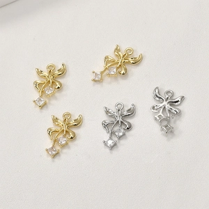Detailansicht der 14k vergoldeten Schleifenanhänger mit Zirkonia für DIY-Schmuck