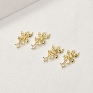 Detail von 14k vergoldeten Schleifenanhängern mit Zirkonia für DIY-Schmuck