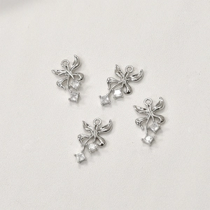 Detailansicht silberner Schleifenanhänger mit quadratischen Zirkoniasteinen für DIY-Schmuck
