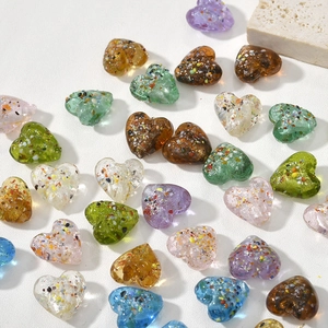 Dettaglio di perline a cuore in vetro colorato 15mm con foglia argento per gioielli