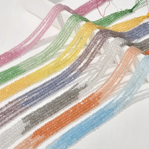 Dettaglio di perle sfaccettate in cristallo occhio di gatto colorate per gioielli