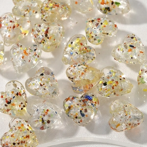Macro di perline trasparenti a forma di cuore con glitter colorati per gioielli fai-da-te
