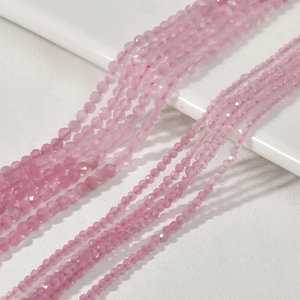 Dettaglio di perline sfaccettate in cristallo rosa occhio di gatto per gioielli DIY