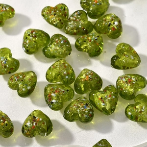 Dettaglio di perle di vetro a forma di cuore da 15 mm con scaglie colorate per gioielli fai da te