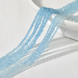Macro di perle sfaccettate occhio di gatto azzurre per la creazione di gioielli