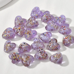 Dettaglio delle perle a cuore viola 15mm con glitter colorati per creazioni fai-da-te