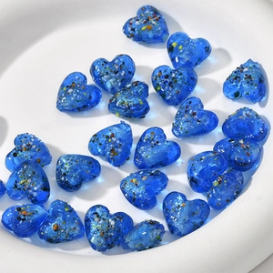 Dettaglio di perline a cuore da 15mm in vetro blu scuro con scaglie colorate per gioielli fai-da-te