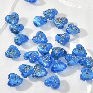 Macro di perle di vetro a cuore blu da 15mm con scaglie colorate per gioielli fai-da-te