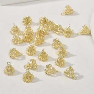 Dettaglio macro di ciondoli a ombrello placcati oro 14k con zirconi per gioielli fai-da-te