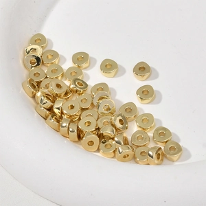 Gros plan de perles triangulaires plaquées or 14k pour création de bijoux DIY