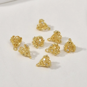 Vista macro di ciondoli a forma di cuore placcati in oro 14k con pietre di zircone lucide